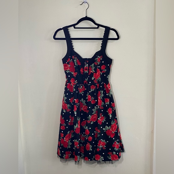 Hot Topic Dresses & Skirts - Hot Topic Dress A-Line Pin Up Red Roses & Polka Dot Tulle Liner Women’s Small